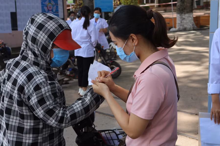 Người thân dặn dò thí sinh trước khi vào Điểm thi môn Toán.