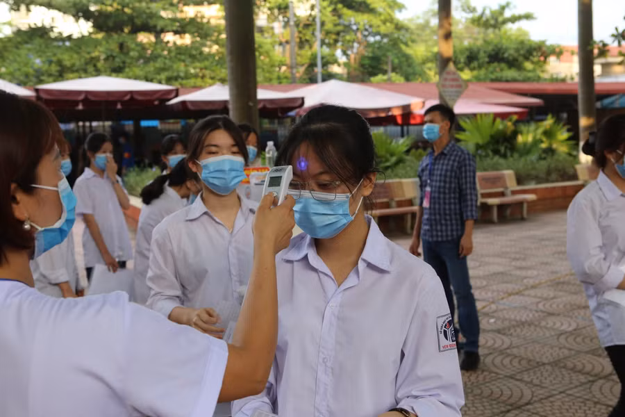 Đo thân nhiệt thí sinh