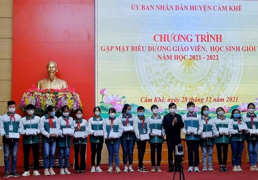 Gặp mặt biểu học sinh giỏi khối THCS năm học 2021 -2022.