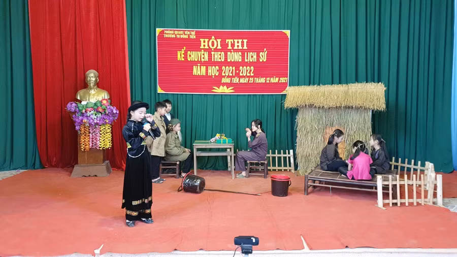 Học sinh tham gia Hội thi kể chuyện.