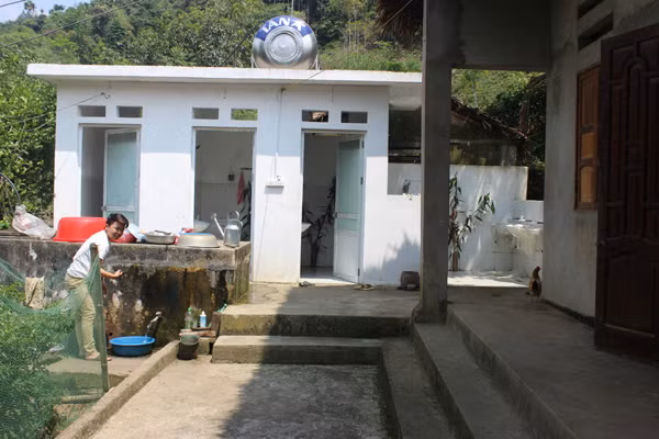 Xây dựng các công trình phụ hợp vệ sinh tại huyện Xín Mần, tỉnh Hà Giang. Ảnh: V. Long.