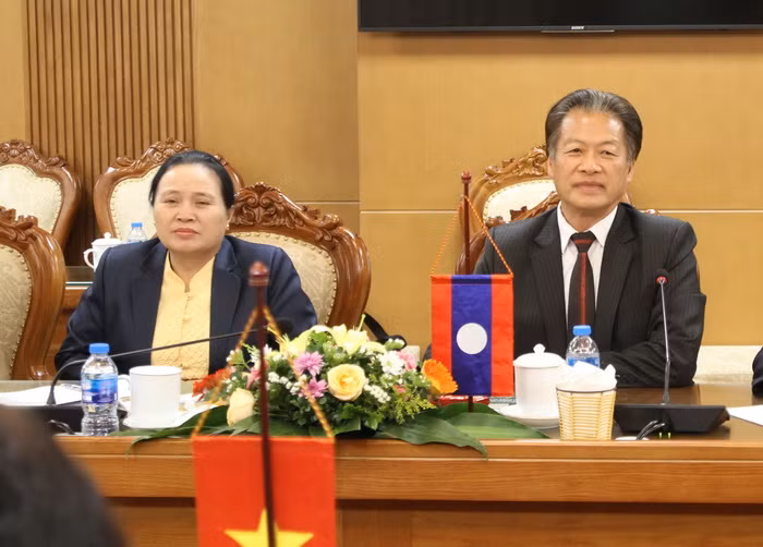 Thứ trưởng Khamphay Sisavanh (phải) cùng đoàn công tác của Bộ Giáo dục và Thể thao Lào thăm và làm việc tại Việt Nam Thứ trưởng Khamphay Sisavanh (phải) cùng đoàn công tác của Bộ Giáo dục và Thể thao Lào thăm và làm việc tại Việt Nam