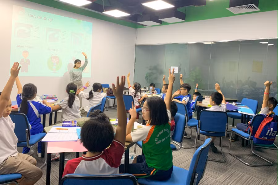 Cô Linh luôn tạo hứng thú cho học trò thông qua các bài học. Cô Linh luôn tạo hứng thú cho học trò thông qua các bài học.