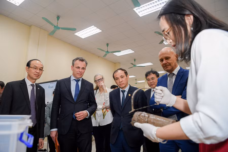 Đoàn công tác tham quan trường và xem sinh viên, giảng viên làm nghiên cứu. Đoàn công tác tham quan trường và xem sinh viên, giảng viên làm nghiên cứu.