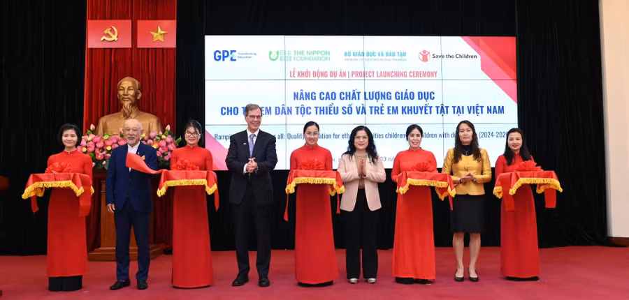 Thứ trưởng Bộ GD&ĐT Nguyễn Thị Kim Chi cắt băng tại lễ khởi động. Thứ trưởng Bộ GD&ĐT Nguyễn Thị Kim Chi cắt băng tại lễ khởi động.