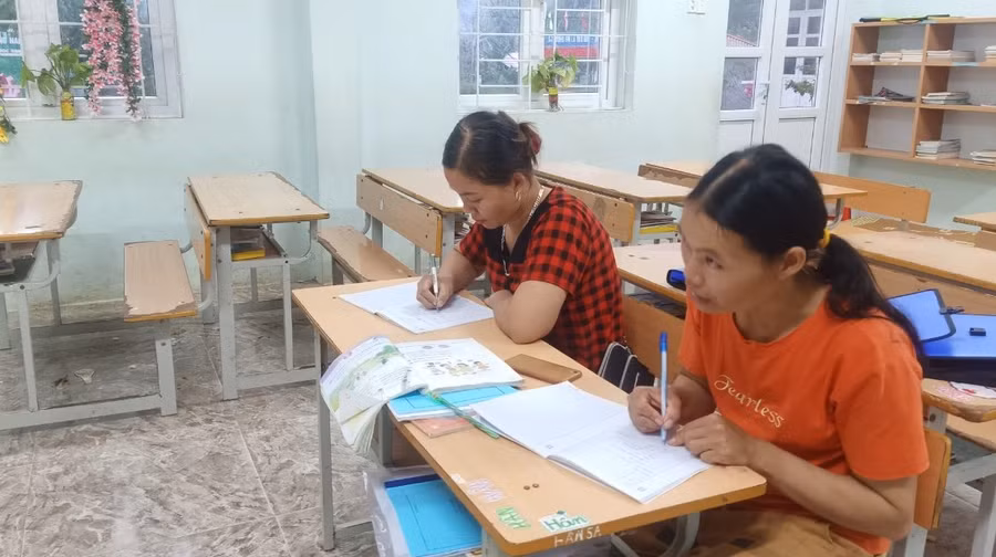 Học viên tham gia lớp xoá mù chữ ở Lạng Sơn.