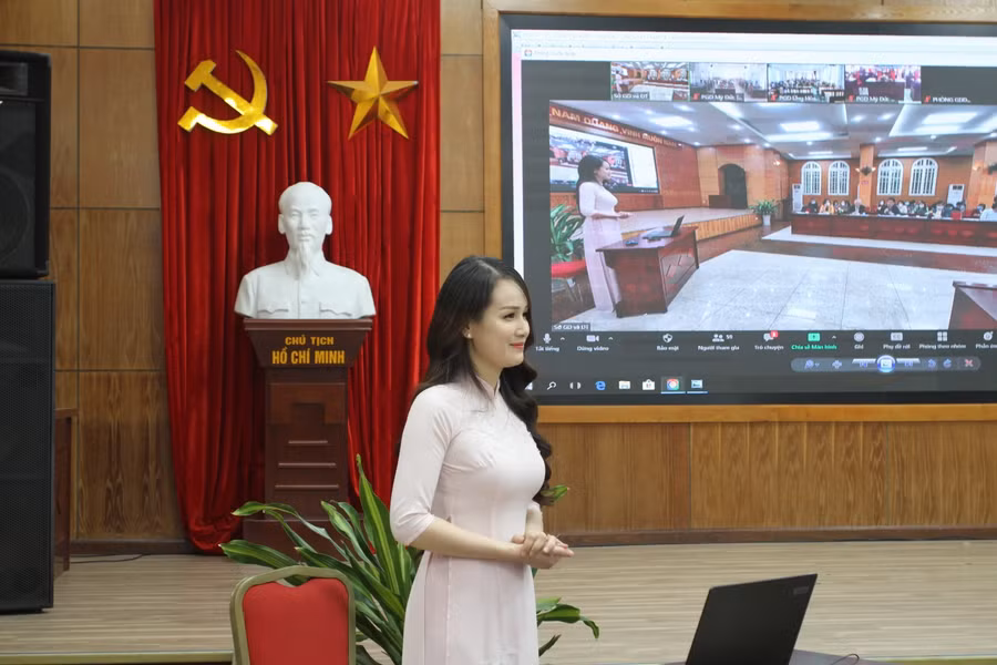 Các nhà giáo tiêu biểu trực tiếp trình bày những đổi mới, sáng tạo trước Hội đồng xét duyệt