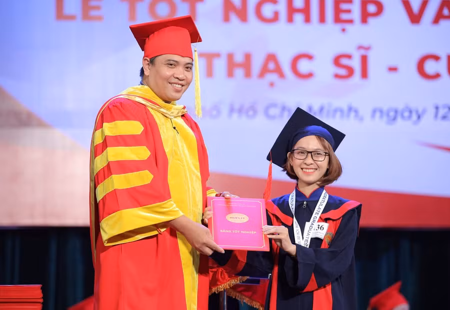 TS Bùi Kim Hiếu (trái) trong một sự kiện trao bằng tốt nghiệp cho SV.