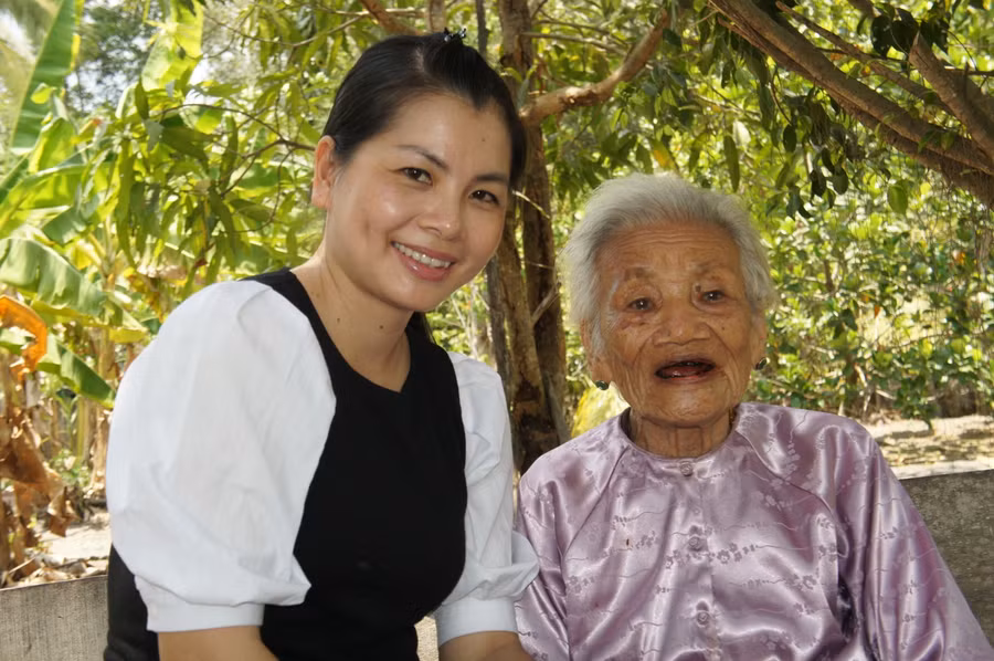Nhà báo Thu Trang cùng mẹ Việt Nam anh hùng Nguyễn Thị Vĩnh (Long An) trong chuyến làm phim tài liệu về mẹ.
