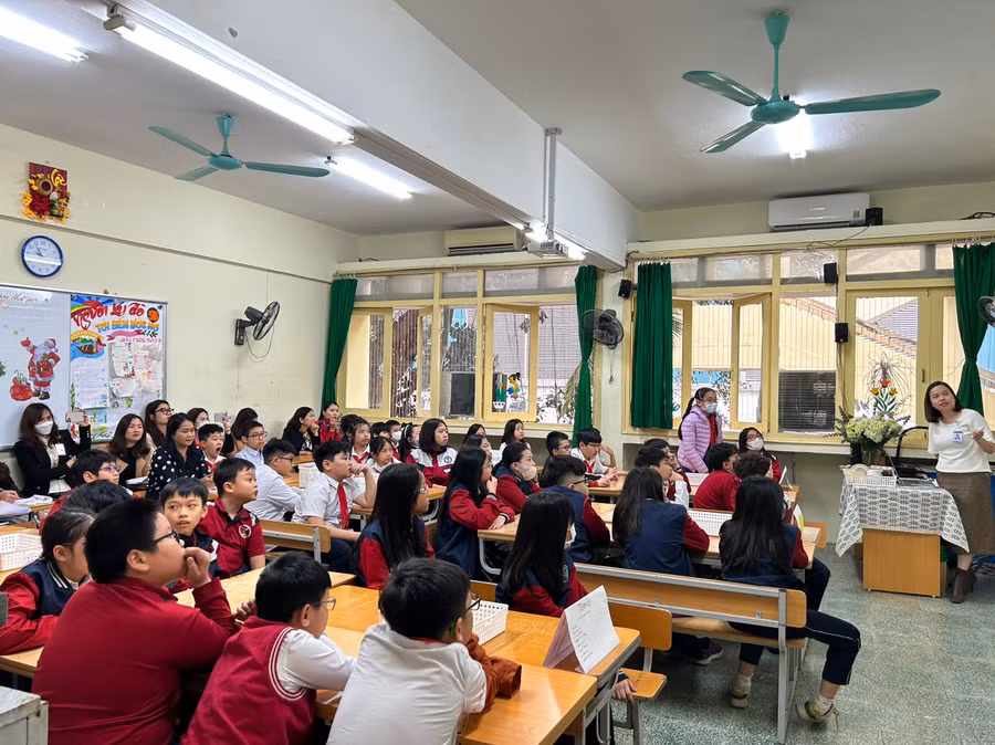 Đại biểu dự giờ lớp 5B chủ đề “Chế tạo pin điện”.