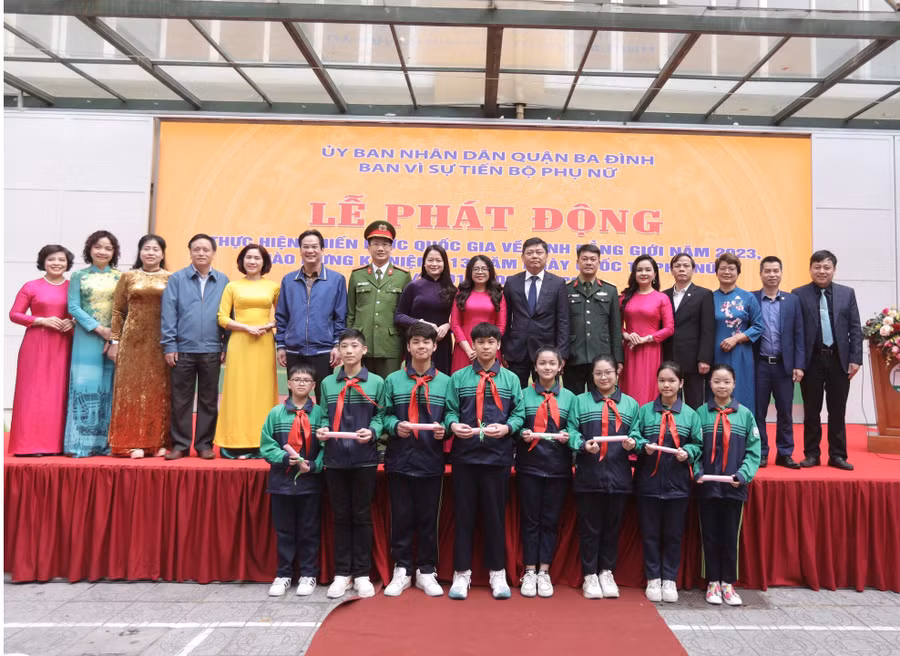 Các đại biểu chụp ảnh lưu niệm và trao thông điệp truyền thông với chủ đề "Bình đẳng giới".