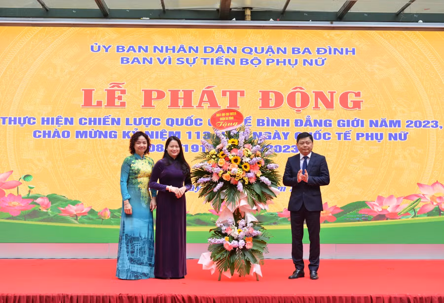 Chủ tịch UBND quận Ba Đình Tạ Nam Chiến chúc mừng ngày Quốc tế phụ nữ.