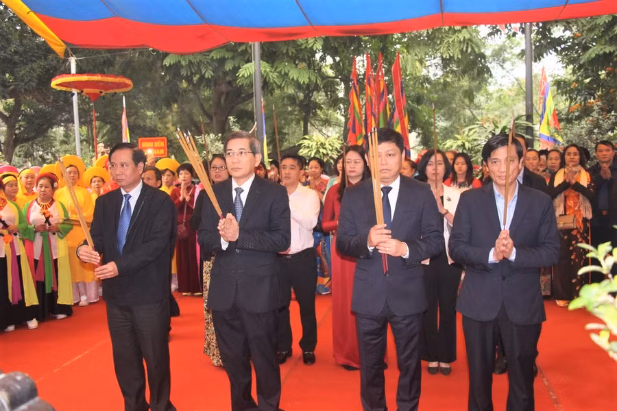 Lãnh đạo quận Ba Đình và đông đảo nhân dân thực hiện nghi lễ dâng hương.