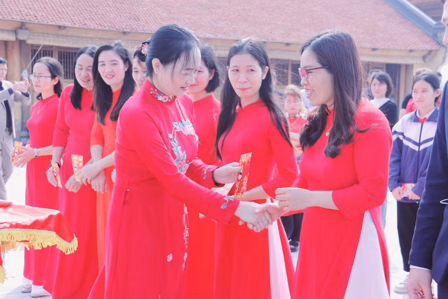 Trưởng phòng GD&ĐT huyện Việt Yên - Đỗ Thị Hương động viên giáo viên bồi dưỡng các đội tuyển học sinh giỏi. Trưởng phòng GD&ĐT huyện Việt Yên - Đỗ Thị Hương động viên giáo viên bồi dưỡng các đội tuyển học sinh giỏi.