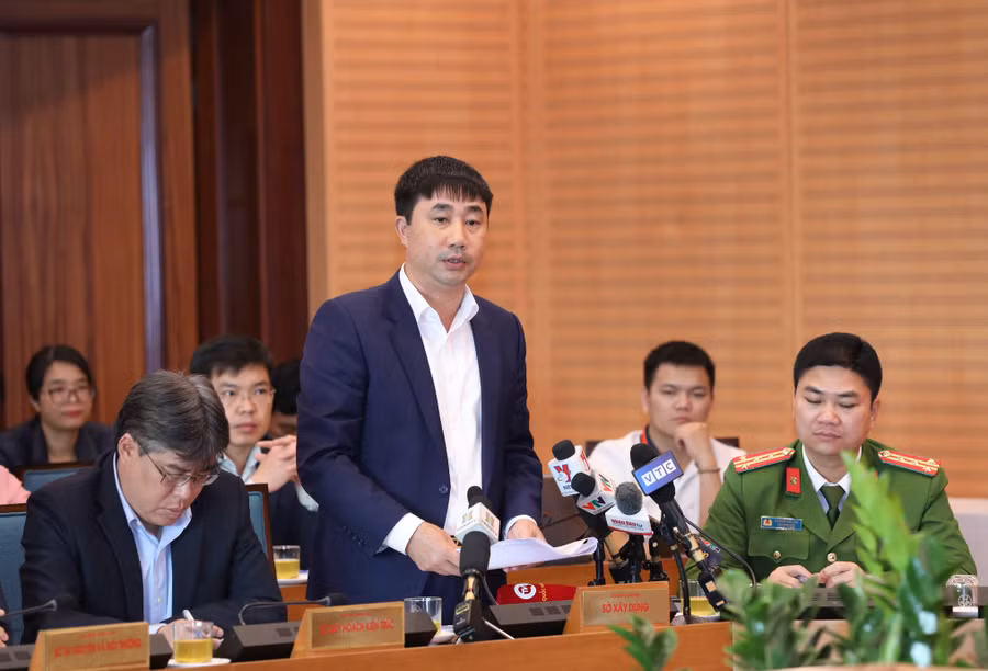 Ông Mạc Đình Minh - Phó Giám đốc Sở Xây dựng Hà Nội thông tin với báo chí tại buổi họp thường kỳ.