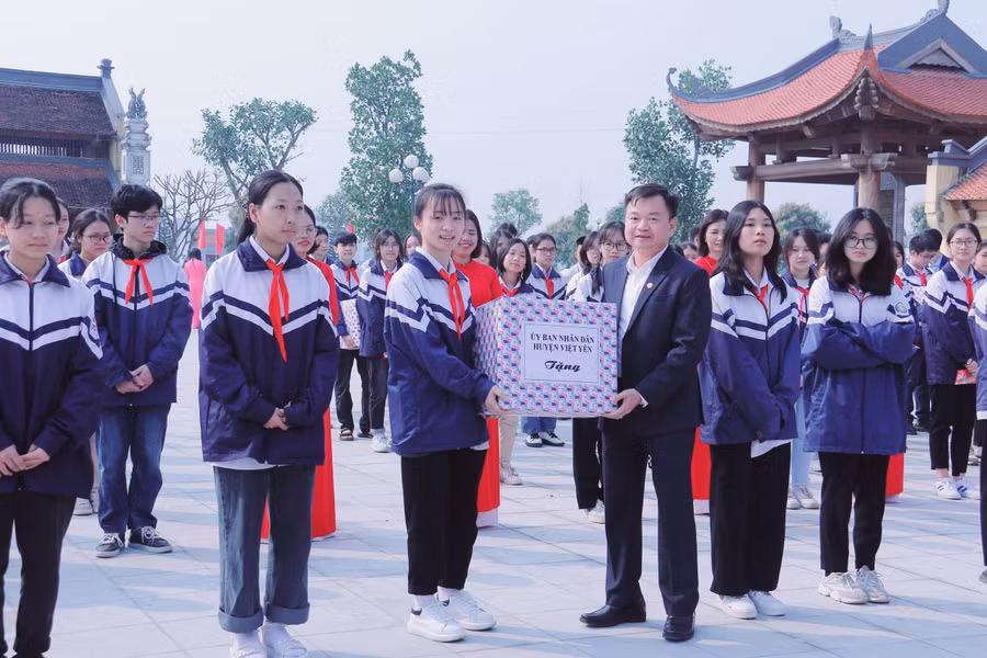 Ông Nguyễn Quý Dương - Phó Chủ tịch HĐND huyện Việt Yên trao quà của UBND huyện động viên các em học sinh dự thi. Ông Nguyễn Quý Dương - Phó Chủ tịch HĐND huyện Việt Yên trao quà của UBND huyện động viên các em học sinh dự thi.