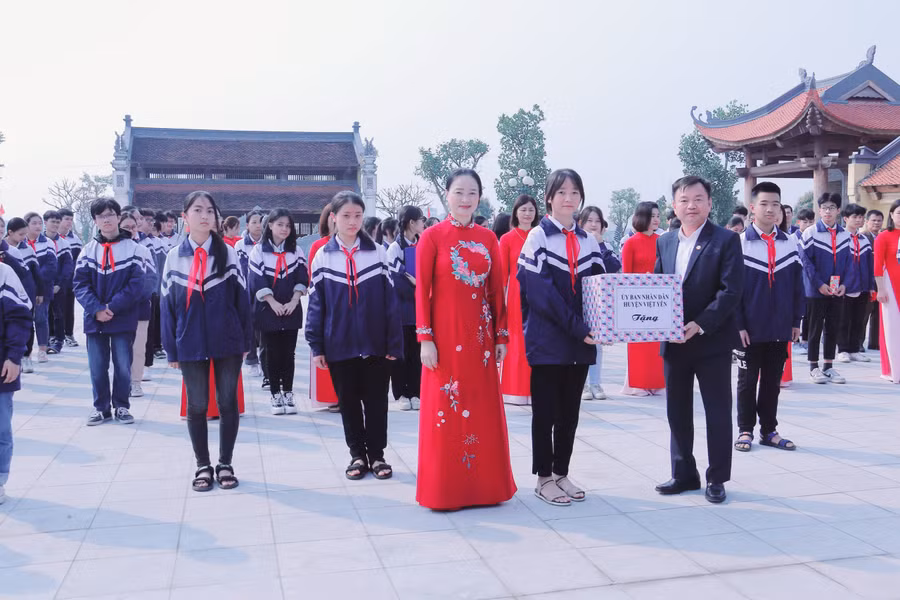 Lãnh đạo huyện Việt Yên và Phòng GD&ĐT động viên học sinh trước thềm kỳ thi chọn HSG cấp tỉnh.