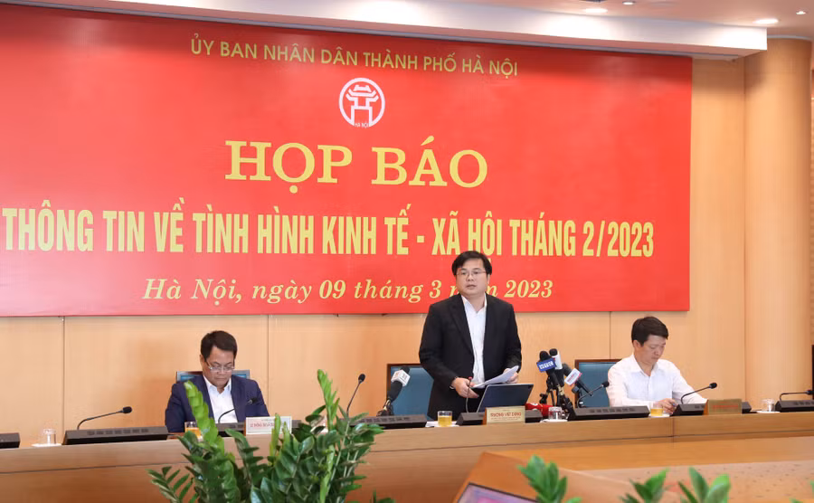 Chánh Văn phòng UBND TP Hà Nội - Trương Việt Dũng thông tin tại buổi họp báo.