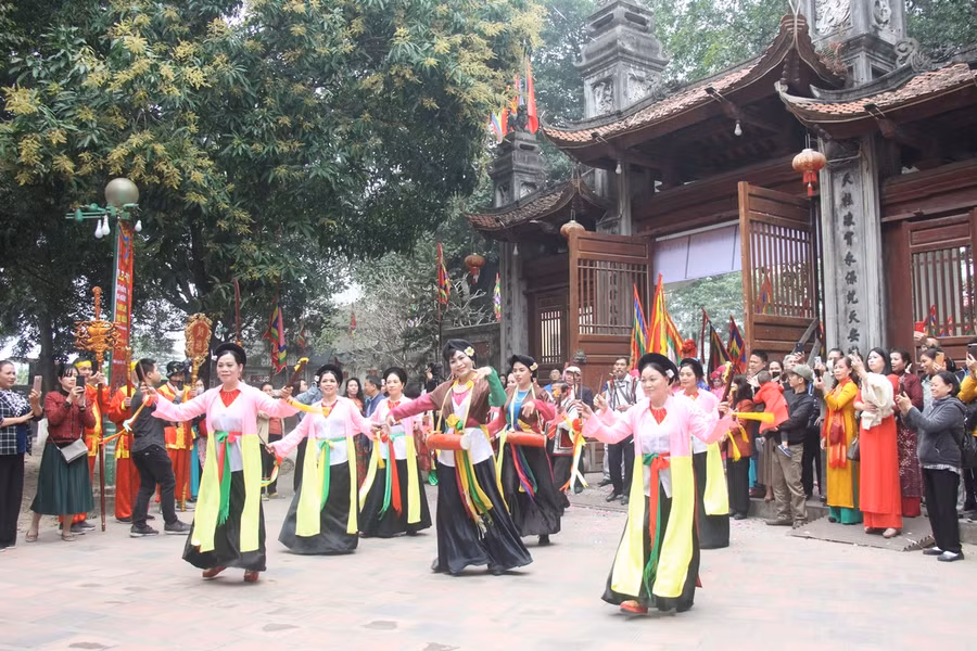 Múa trống bồng tại lễ hội.