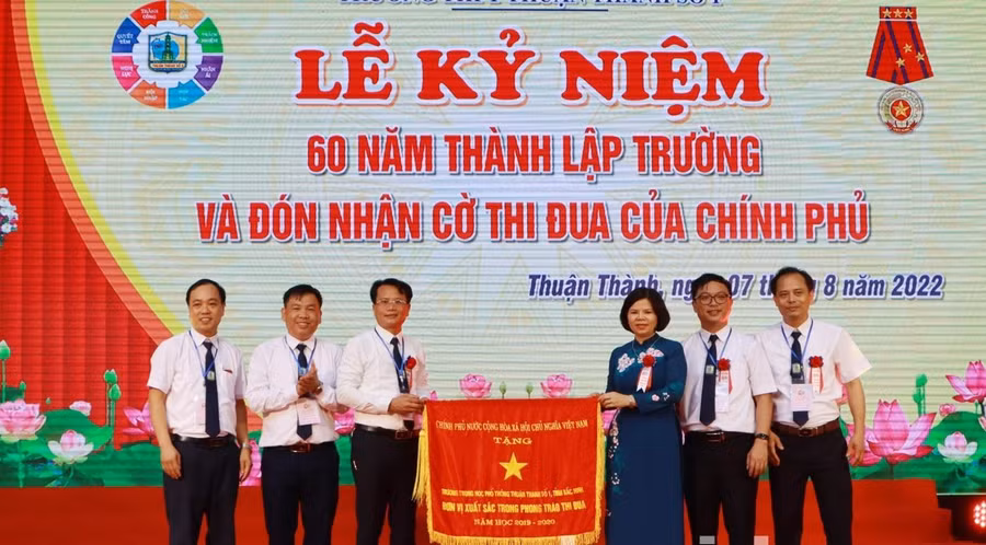 Chủ tịch UBND tỉnh Bắc Ninh - Nguyễn Hương Giang trao Cờ Thi đua của Chính phủ cho Trường THPT Thuận Thành số 1.
