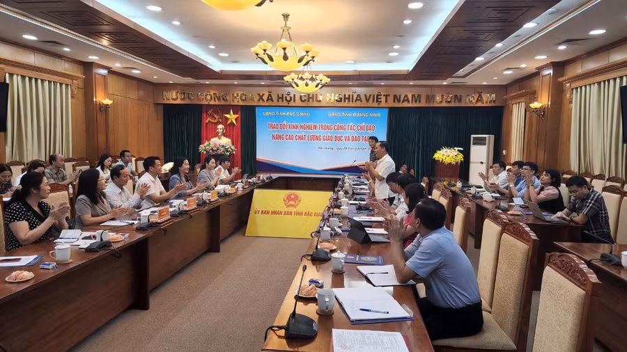 Quang cảnh buổi làm việc, trao đổi kinh nghiệm.