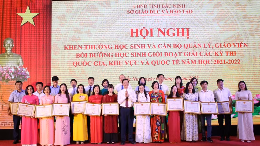 Phó Chủ tịch Thường trực UBND tỉnh Bắc Ninh - Vương Quốc Tuấn trao Bằng khen của Chủ tịch UBND tỉnh cho các cán bộ quản lý, giáo viên.
