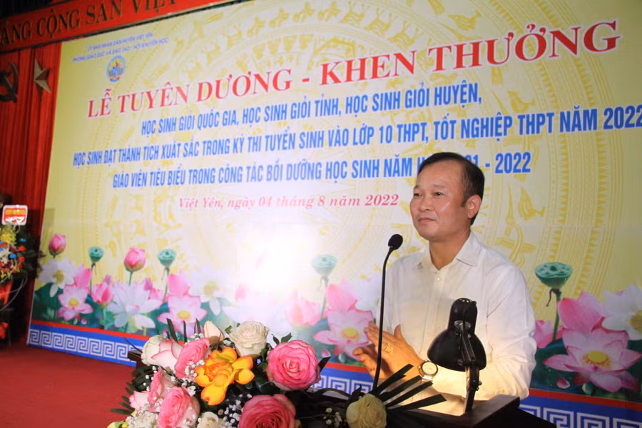 Ông Nguyễn Đại Lượng, Phó Bí thư Huyện ủy, Chủ tịch UBND huyện Việt Yên chúc mừng những thành tích mà ngành GD&ĐT huyện Việt Yên đạt được trong năm học 2021 -2022. Ông Nguyễn Đại Lượng, Phó Bí thư Huyện ủy, Chủ tịch UBND huyện Việt Yên chúc mừng những thành tích mà ngành GD&ĐT huyện Việt Yên đạt được trong năm học 2021 -2022.