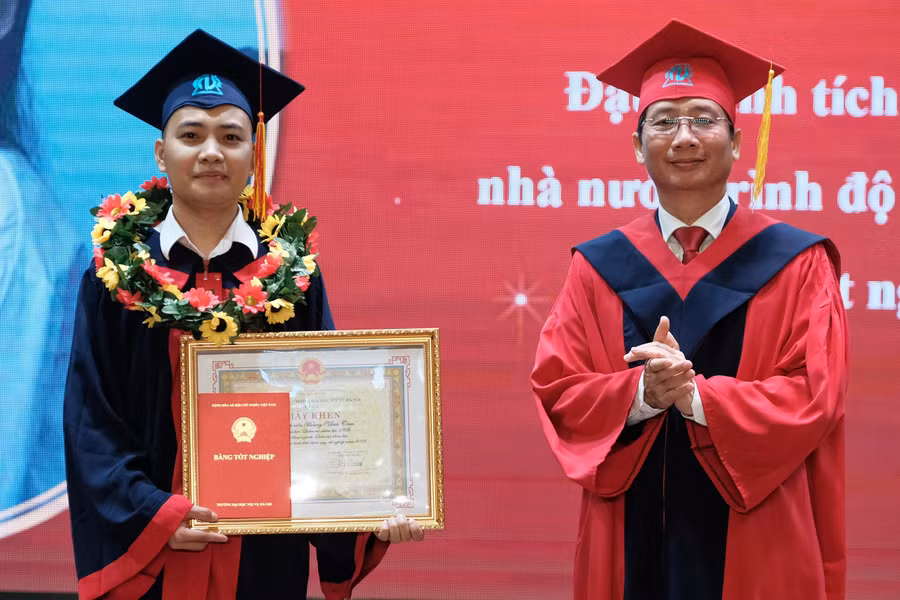 PGS.TS Nguyễn Bá Chiến – Bí thư Đảng ủy, Hiệu trưởng trường Đại học Nội vụ Hà Nội trao bằng tốt nghiệp và khen thưởng Thủ khoa Hoàng Minh Tâm.