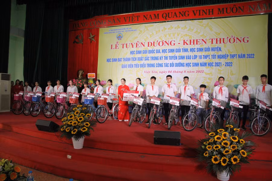 Bà Đỗ Thị Hương trao thưởng cho học sinh tại buổi lễ. Bà Đỗ Thị Hương trao thưởng cho học sinh tại buổi lễ.