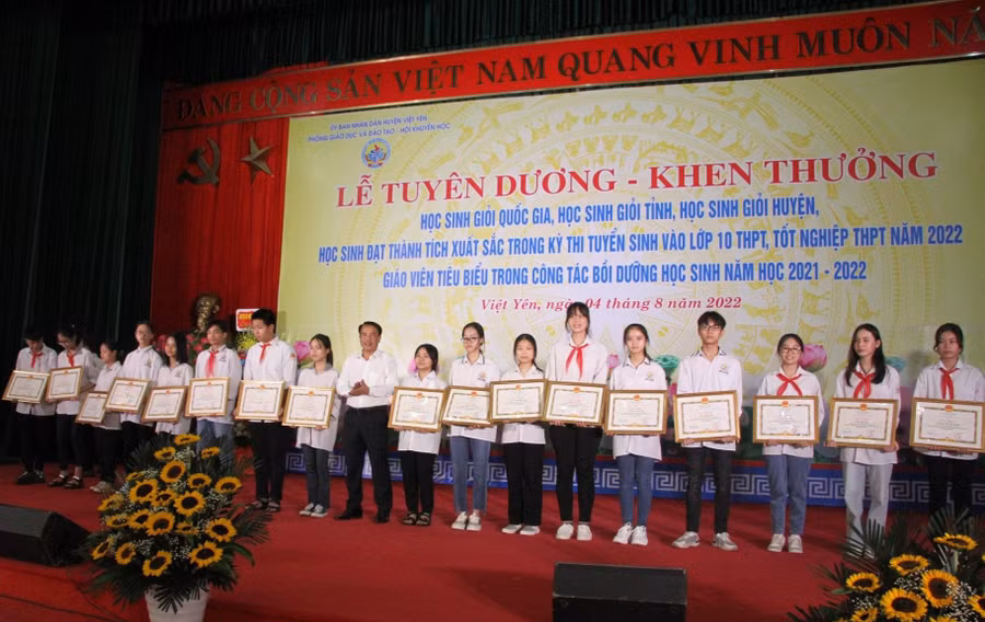 Ông Thân Văn Thuần - Phó Chủ tịch UBND huyện Việt Yên trao thưởng cho học sinh. Ông Thân Văn Thuần - Phó Chủ tịch UBND huyện Việt Yên trao thưởng cho học sinh.