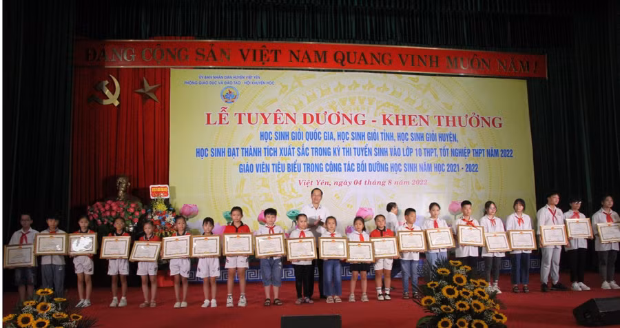 Đồng chí Nguyễn Hồng Đức - Phó Bí thư thường trực Huyện ủy, Chủ tịch HĐND huyện Việt Yên trao thưởng cho học sinh tại buổi lễ.