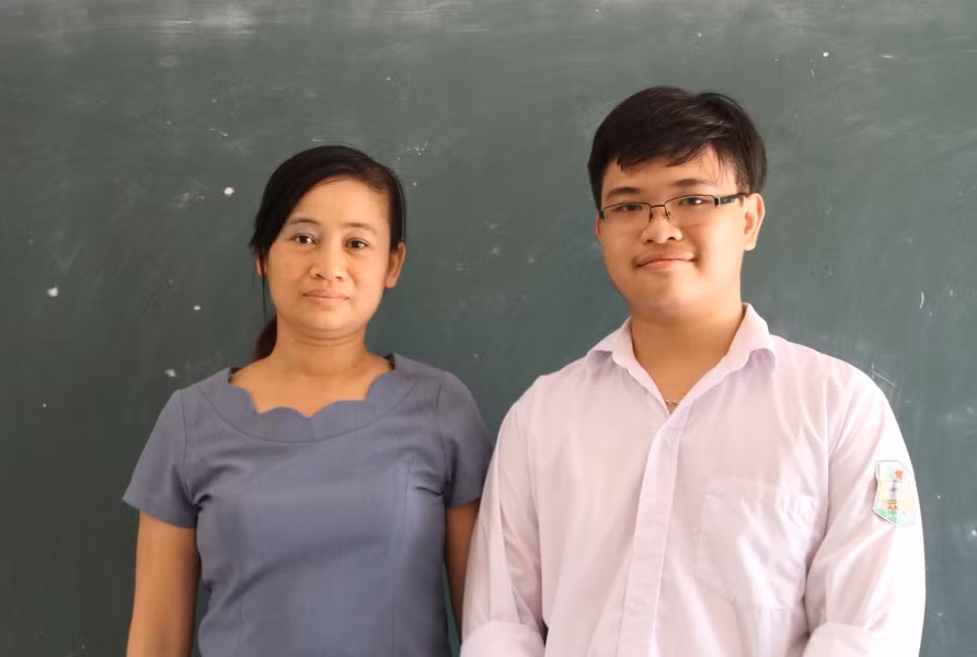 Kiên và cô giáo chủ nhiệm Nguyễn Thị Thu Hòa.
