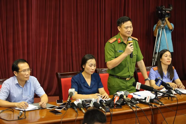 Ông Trần Văn Hóa - Phó Trưởng Công an quận Cầu Giấy, Thủ trưởng cơ quan điều tra thông tin với báo chí.