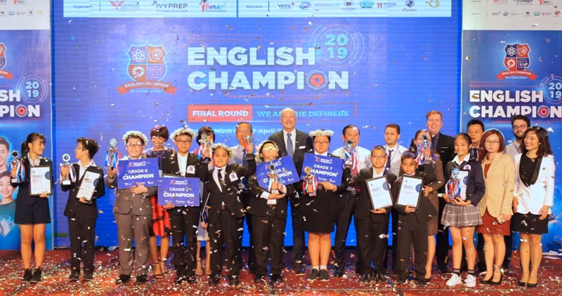 Ban tổ chức tuyên dương các thí sinh tại vòng chung kết