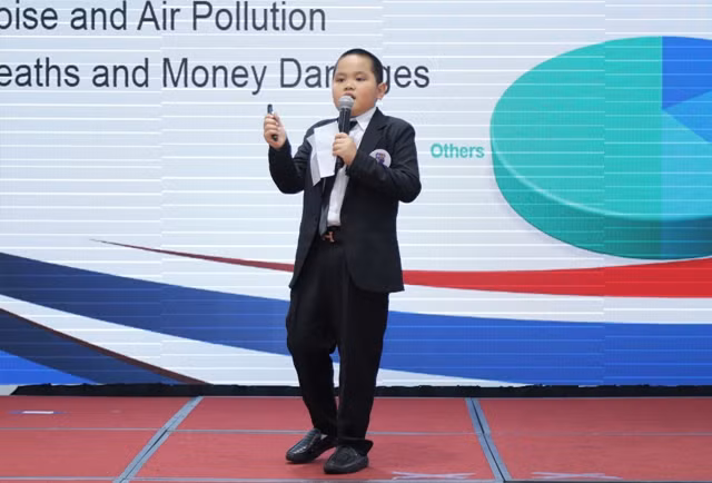 Quán quân Khối 4 - Dương Trọng Việt trình bày phần thi