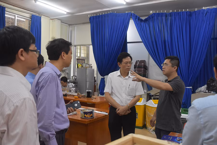 Đoàn công tác tham quan phòng thí nghiệm của Trường ĐHSP TPHCM Đoàn công tác tham quan phòng thí nghiệm của Trường ĐHSP TPHCM