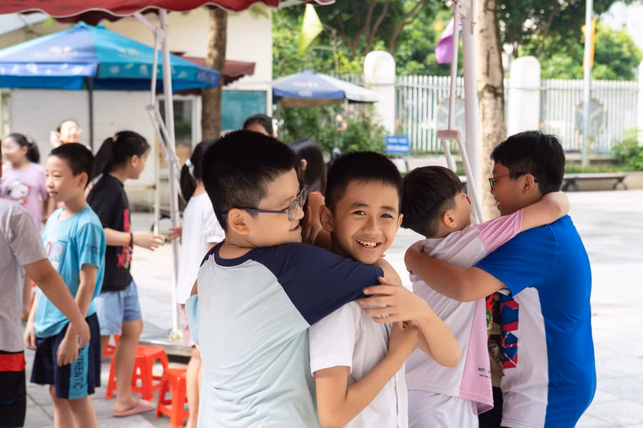 Học sinh hân hoan cùng bạn tham gia CLB hè. Học sinh hân hoan cùng bạn tham gia CLB hè.