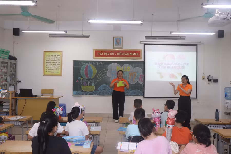Các CLB diễn ra sôi nổi ngay sau giờ khai mạc. Các CLB diễn ra sôi nổi ngay sau giờ khai mạc.
