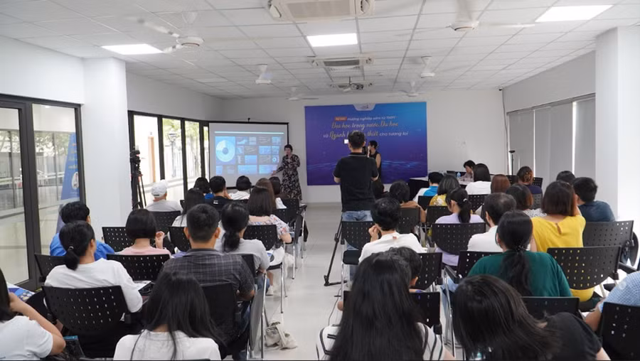 Quang cảnh hội thảo. Quang cảnh hội thảo.