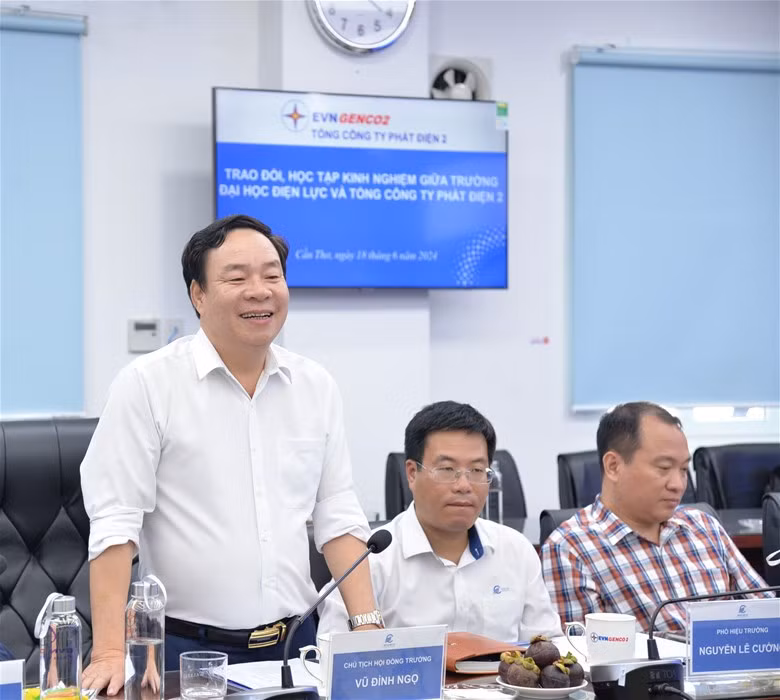NGƯT.PGS.TS Vũ Đình Ngọ - Bí thư Đảng ủy, Chủ tịch Hội đồng trường phát biểu tại buổi làm việc.