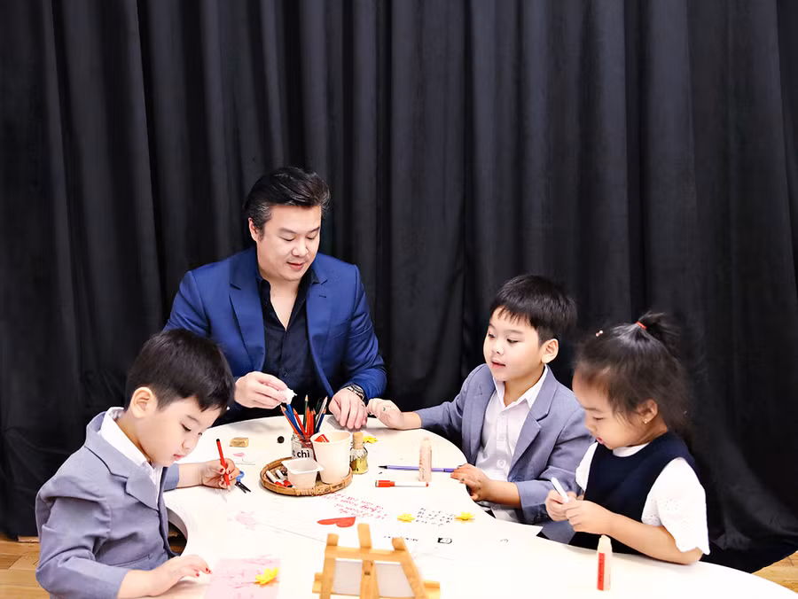 Chủ tịch Embassy Education -Thanh Bùi trải nghiệm một giờ học cùng các em học sinh. - Nguồn ảnh: Embassy Education.