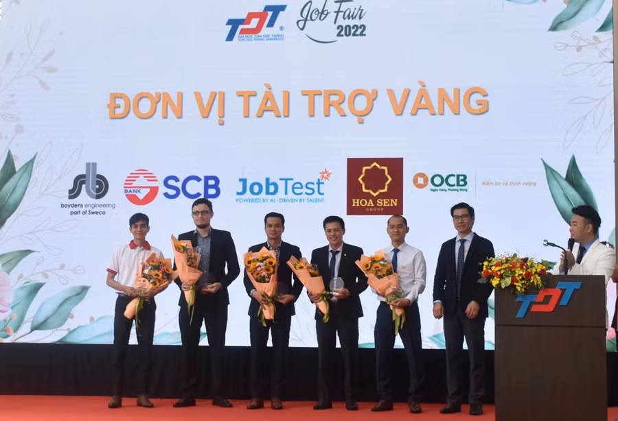 TS Trần Trọng Đạo - Quyền Hiệu trưởng TDTU tặng hoa cám ơn các đơn vị tài trợ cho TDTU Job Fair 2022.