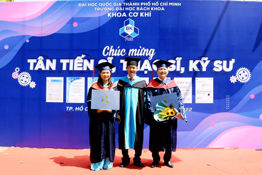 PGS.TS Nguyễn Hữu Lộc (giữa) cùng 2 NCS tốt nghiệp tiến sĩ thuộc khoa Cơ khí (tháng 4/2022).