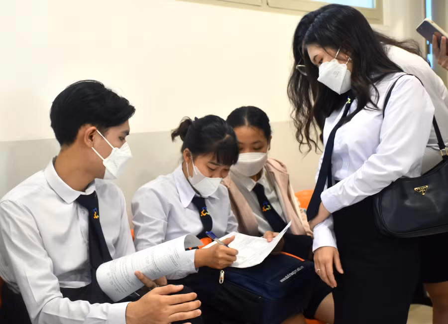 Sinh viên tranh thủ xem hồ sơ trước khi tới lượt phỏng vấn.