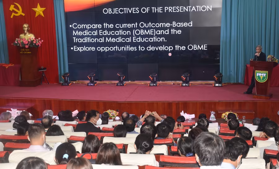 GS Hồ Hội (Trung tâm Khoa học y tế Texas Tech, Mỹ) báo cáo tham luận: Xu hướng mới trong đào tạo và giáo dục y khoa.