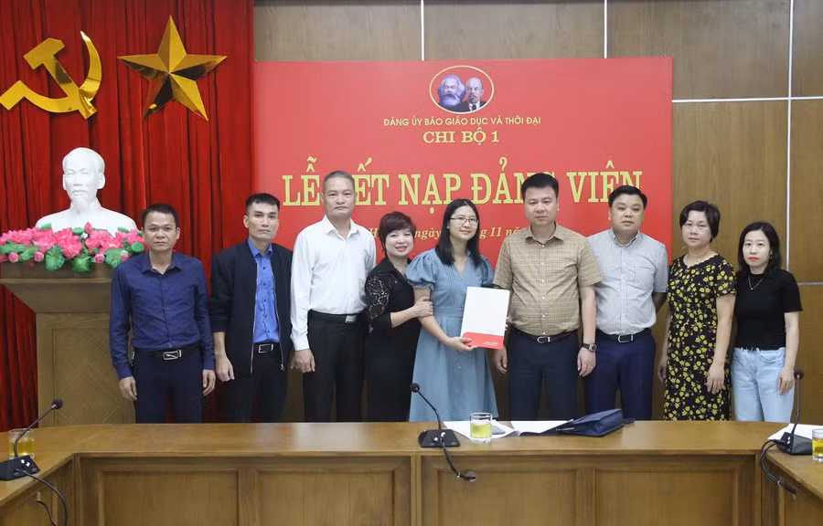 Lễ kết nạp đảng viên cho đồng chí Trần Huyền Li tại Chi bộ 1 Lễ kết nạp đảng viên cho đồng chí Trần Huyền Li tại Chi bộ 1