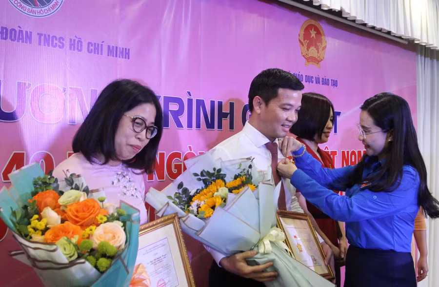 Lãnh đạo Trung ương Đoàn trao kỷ niệm chương “Vì thế hệ trẻ” cho các cán bộ Bộ Giáo dục và Đào tạo.