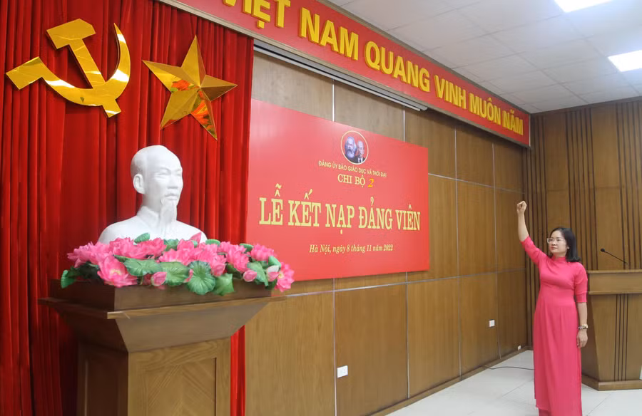 Đảng viên Nguyễn Thị Dịu tuyên thệ dưới cờ Tổ quốc, cờ Đảng Đảng viên Nguyễn Thị Dịu tuyên thệ dưới cờ Tổ quốc, cờ Đảng
