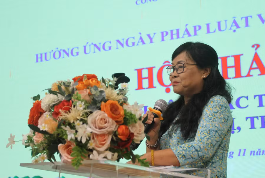 Đại biểu tham luận tại hội thảo