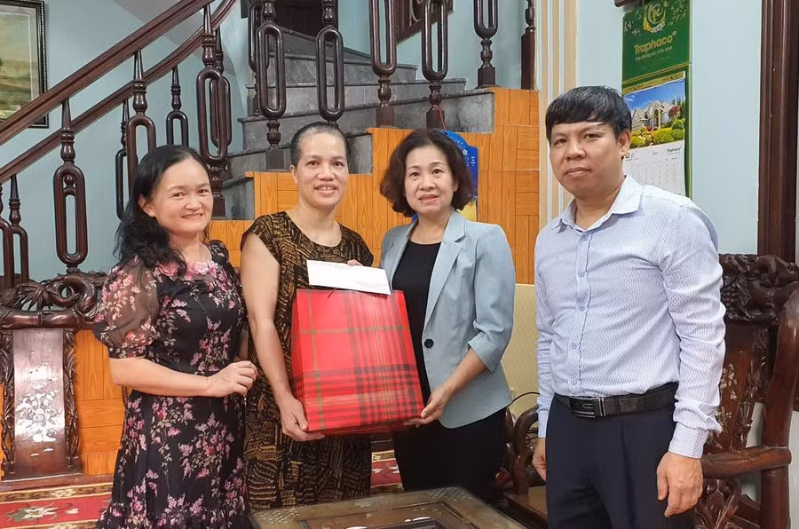 Công đoàn ngành Giáo dục Hà Nội phối hợp với Sở Giáo dục và Đào tạo Hà Nội đến thăm, tặng quà cô giáo Nguyễn Thị Lưu